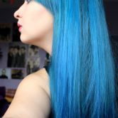 niebieski (blue) kolor włosów dzięki tonerowi La Riche Directions