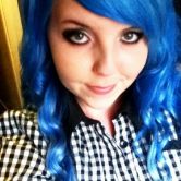 niebieski (blue) kolor włosów dzięki tonerowi Crazy Color